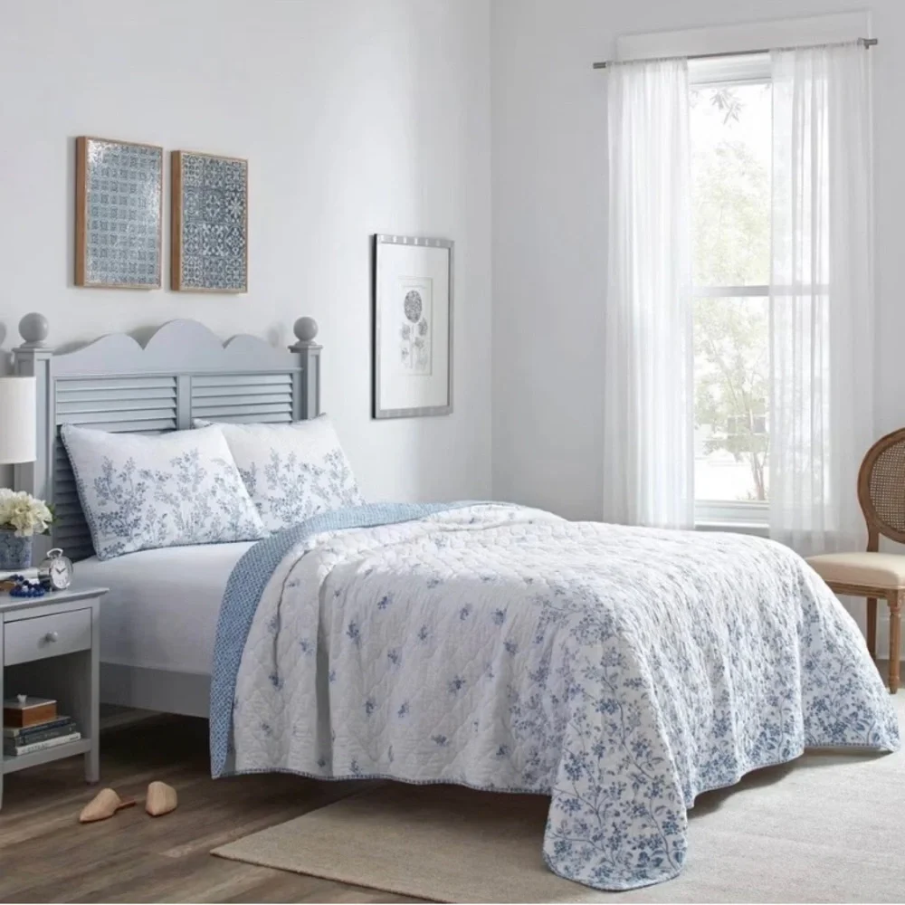 Floral Blue and White Bedding Set ~ Full /Queen